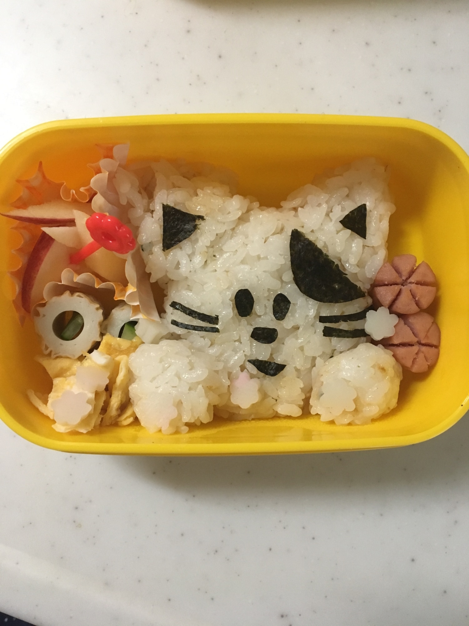 ねこちゃんごはん かわいすぎる！ ごはんをつめてひっくり返すだけで猫の形に