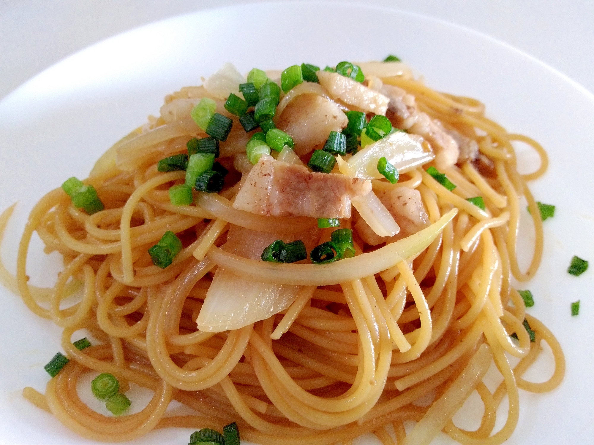 焼肉のたれで☆豚バラと玉ねぎのパスタ