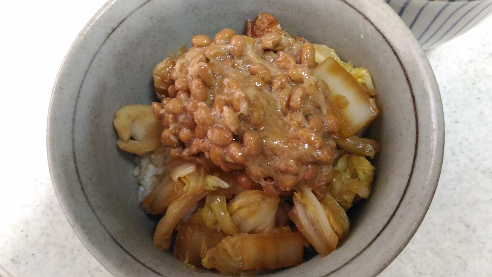 白菜と竹輪の甘辛炒め納豆丼