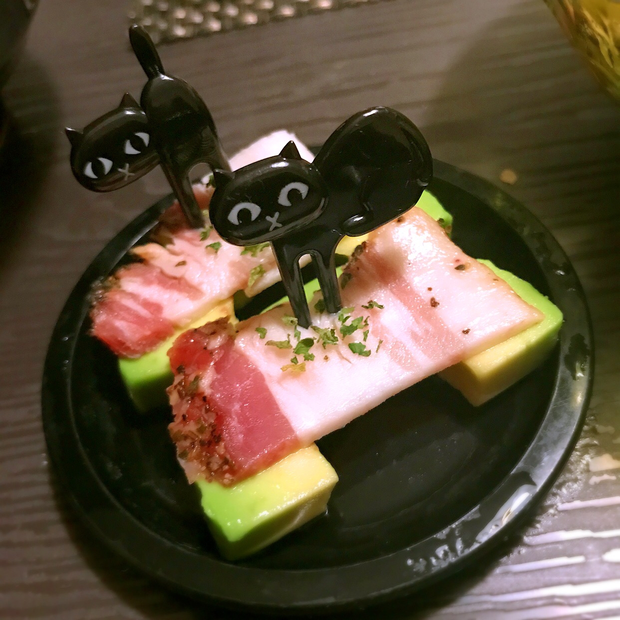 アボカドと豚バラ肉燻製のピンチョス