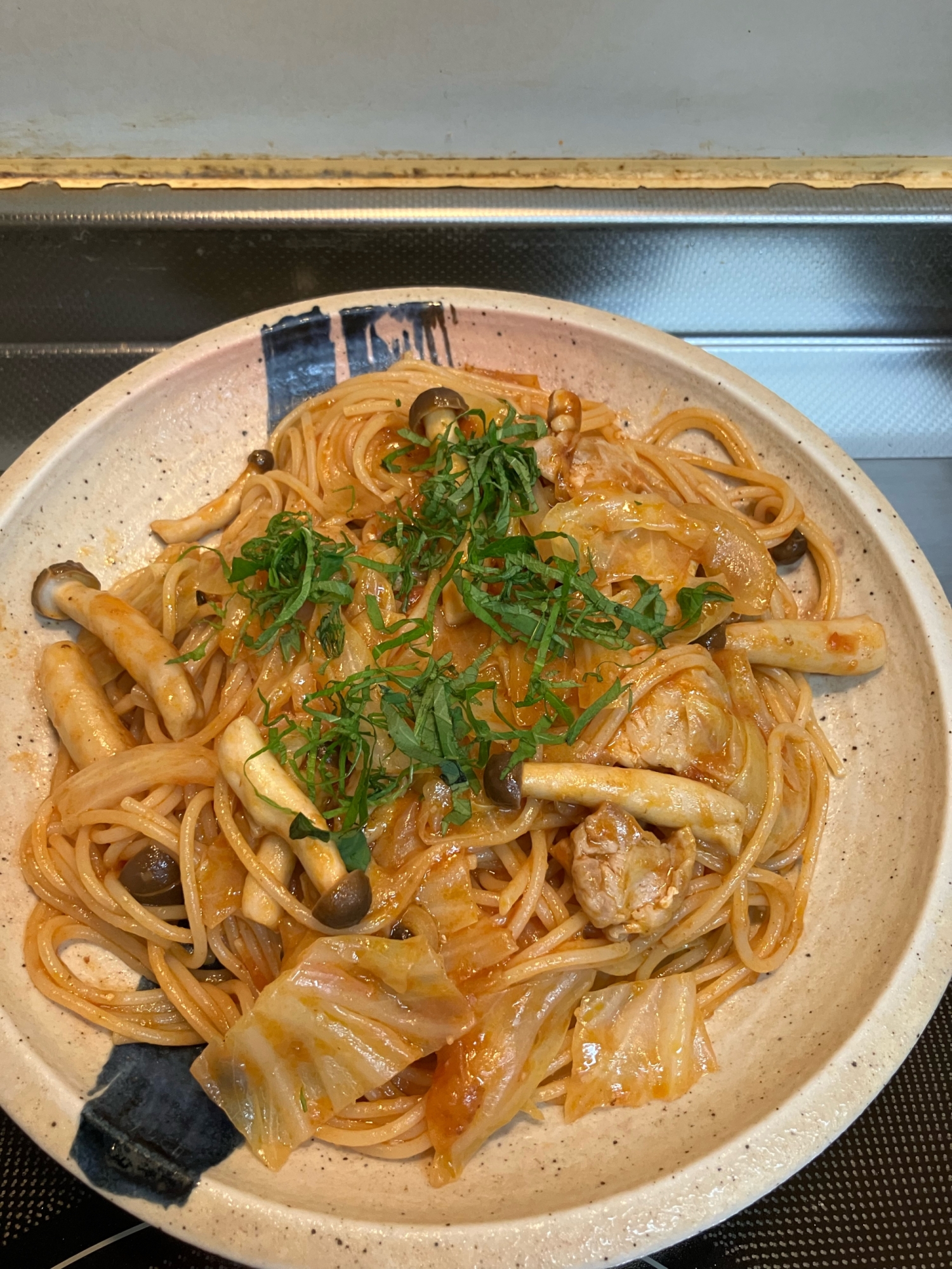 鶏肉とキャベツとしめじのガーリックトマトパスタ♪