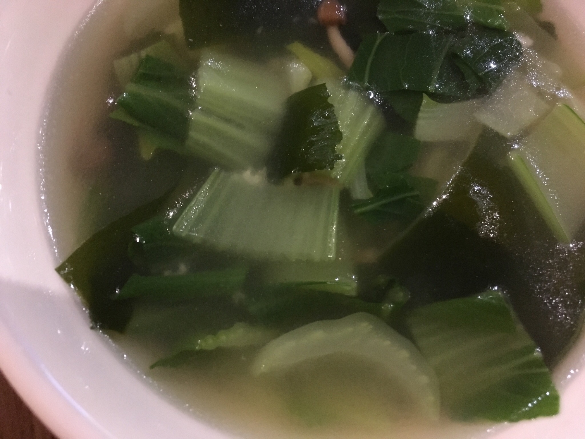 青梗菜とわかめとしめじのスープ