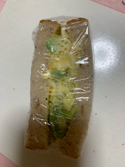 ふすまパンでアボカドと卵のサンドイッチ♪