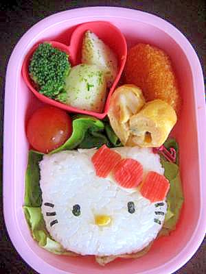 ピンクのお弁当箱に入ったキティちゃんごはん