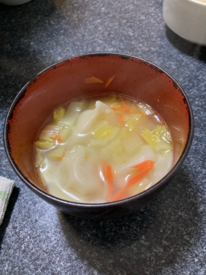 ほんのりカレー味、白菜、にんじん入り水餃子スープ！