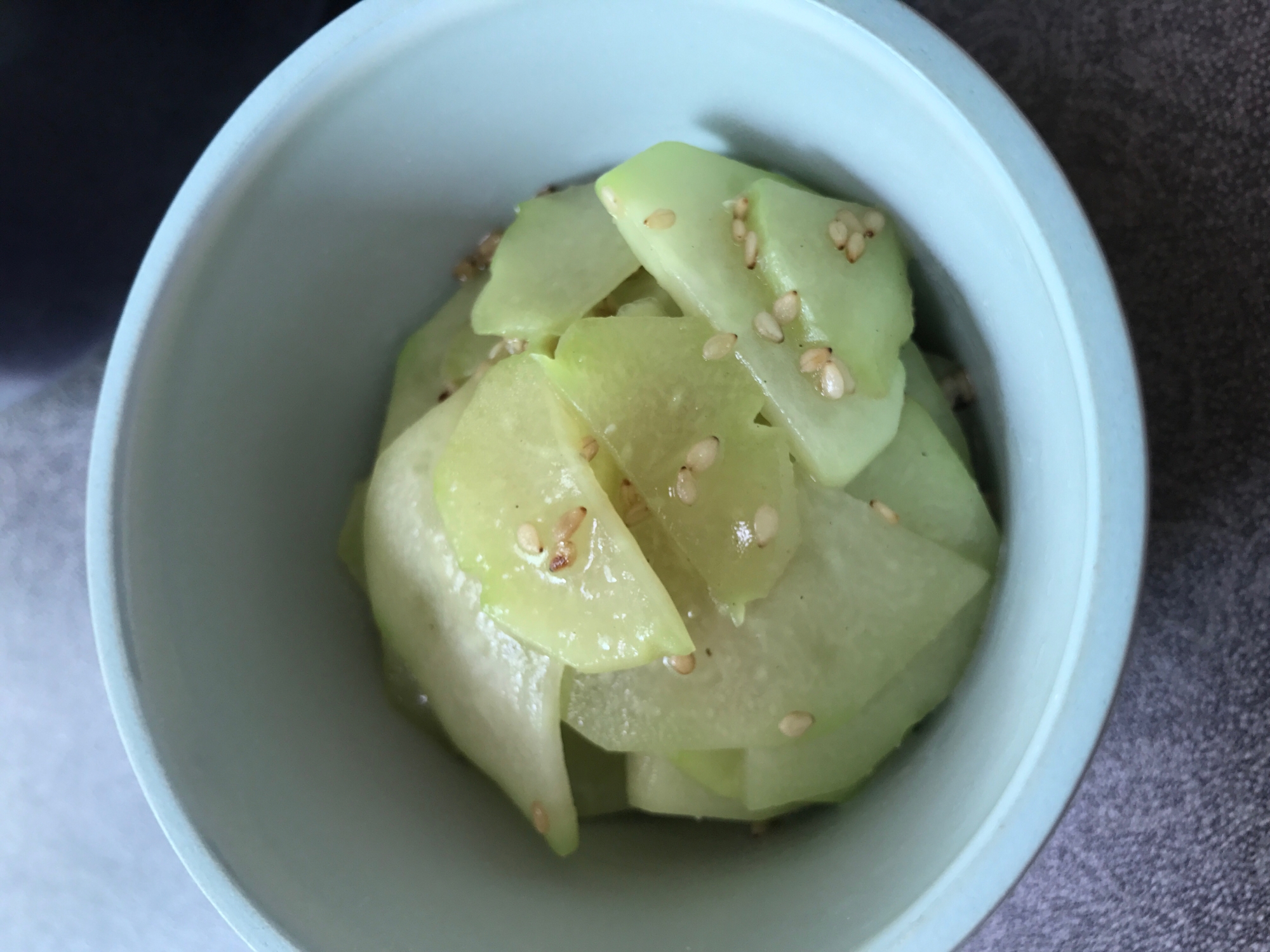 白色の皿に盛られたハヤトウリのナムル