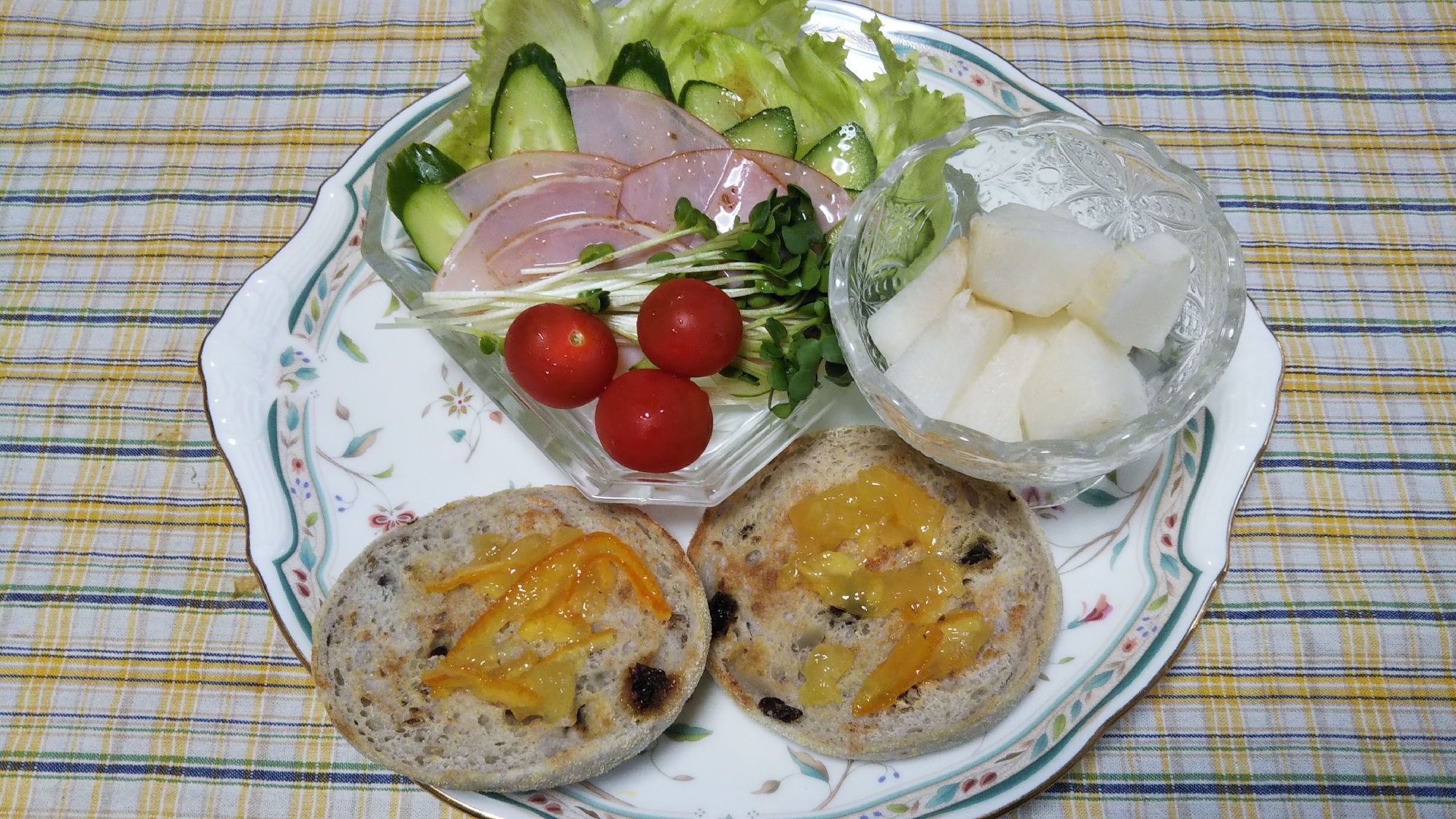 イングリッシュマフィントーストとサラダの朝食☆