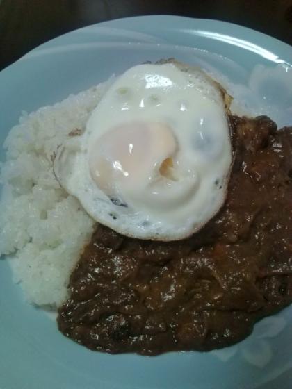 残り物のカレーがちょっと豪華になって嬉しいです！目玉焼きを焼きすぎてしまったので、次回は半熟とろ～りな目玉焼きを乗せたいです♪