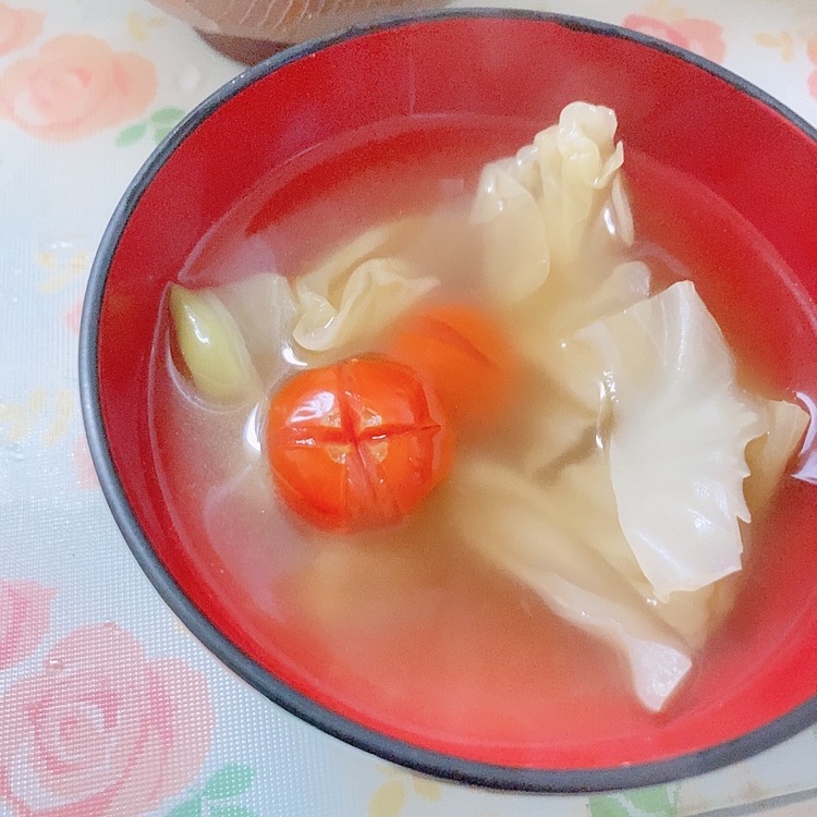 ほんのり酸味　トマトとキャベツのコンソメスープ