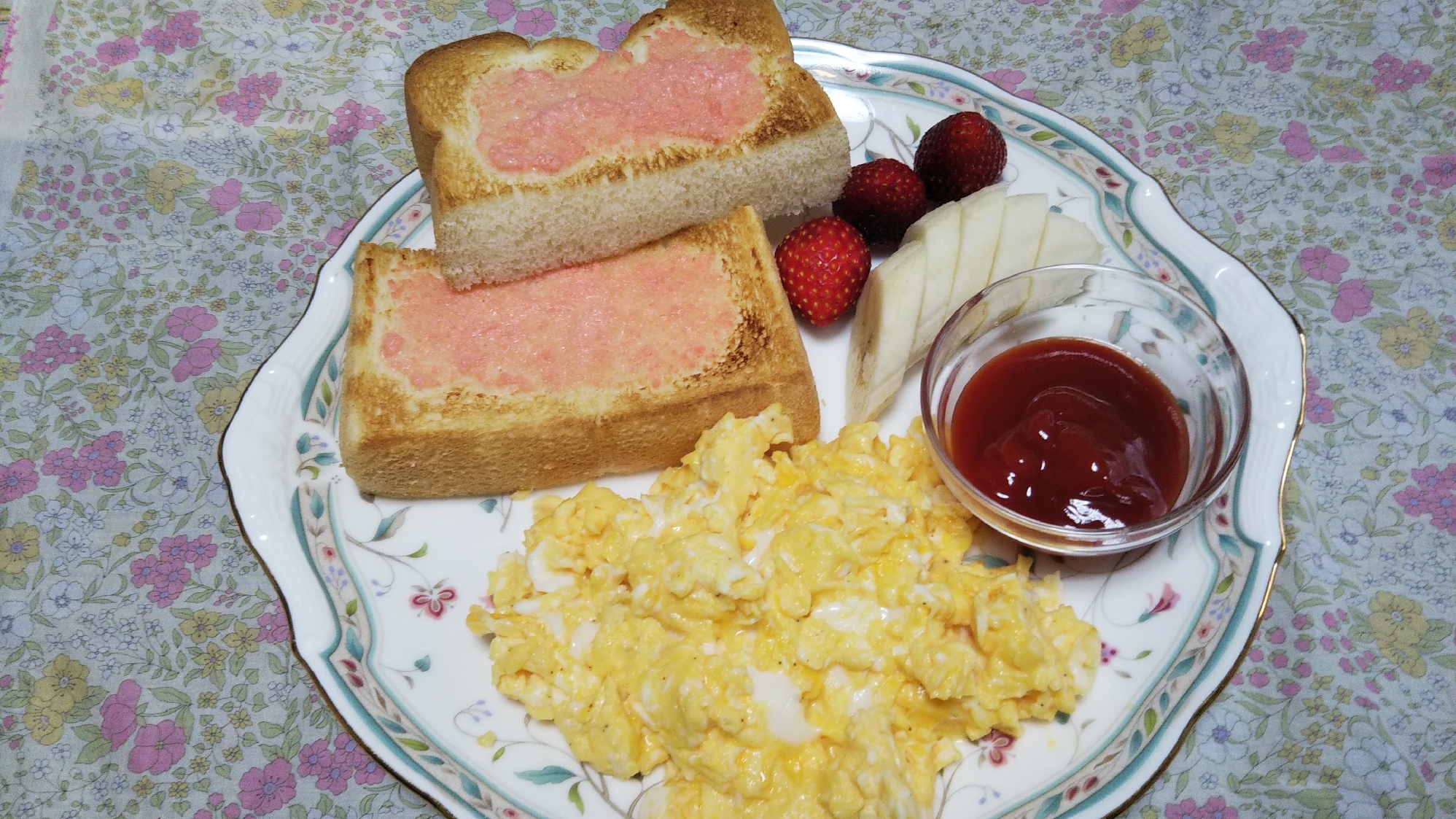 タラマヨトーストとスクランブルエッグとフルーツ☆