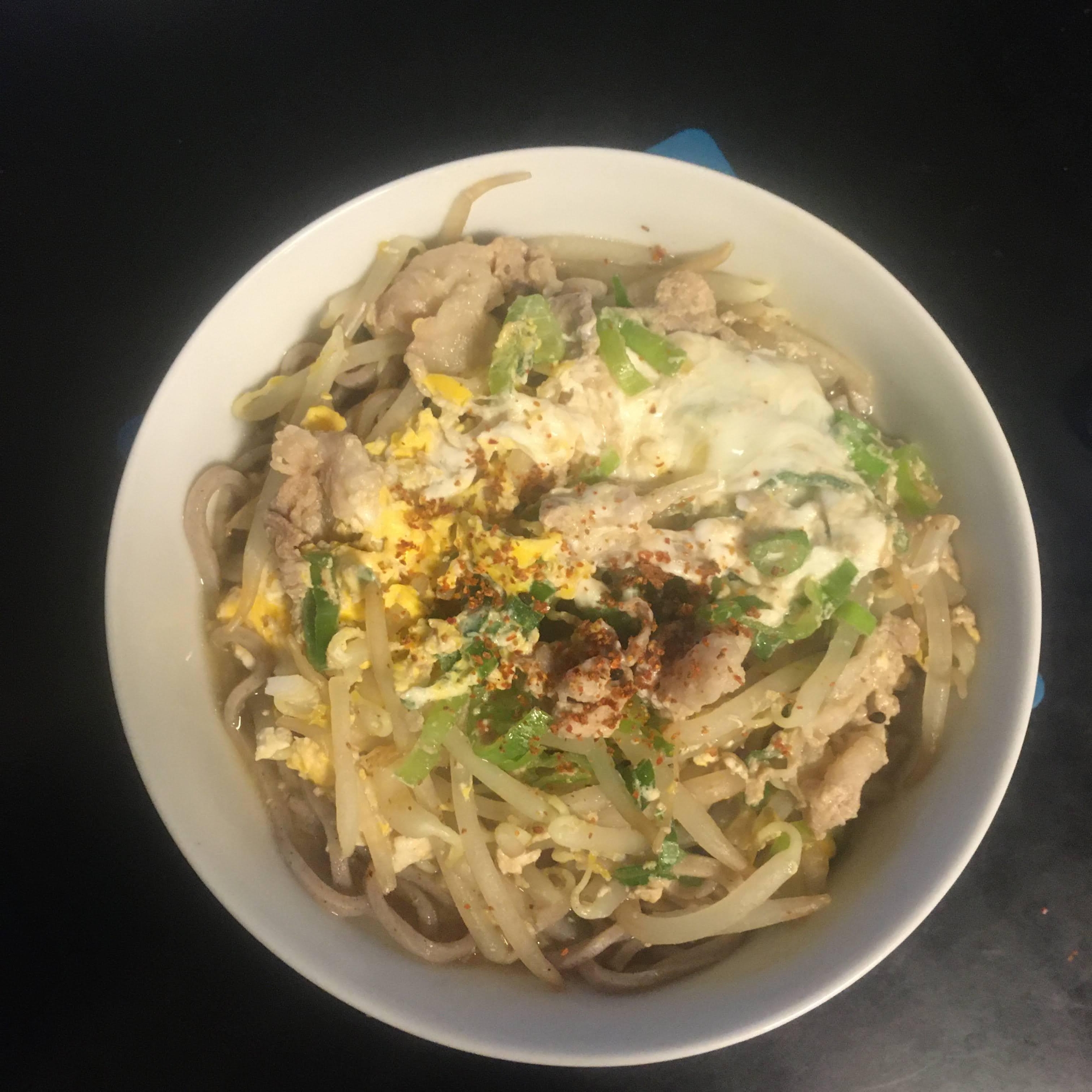 もやし、にんにく、ねぎの豚玉そば