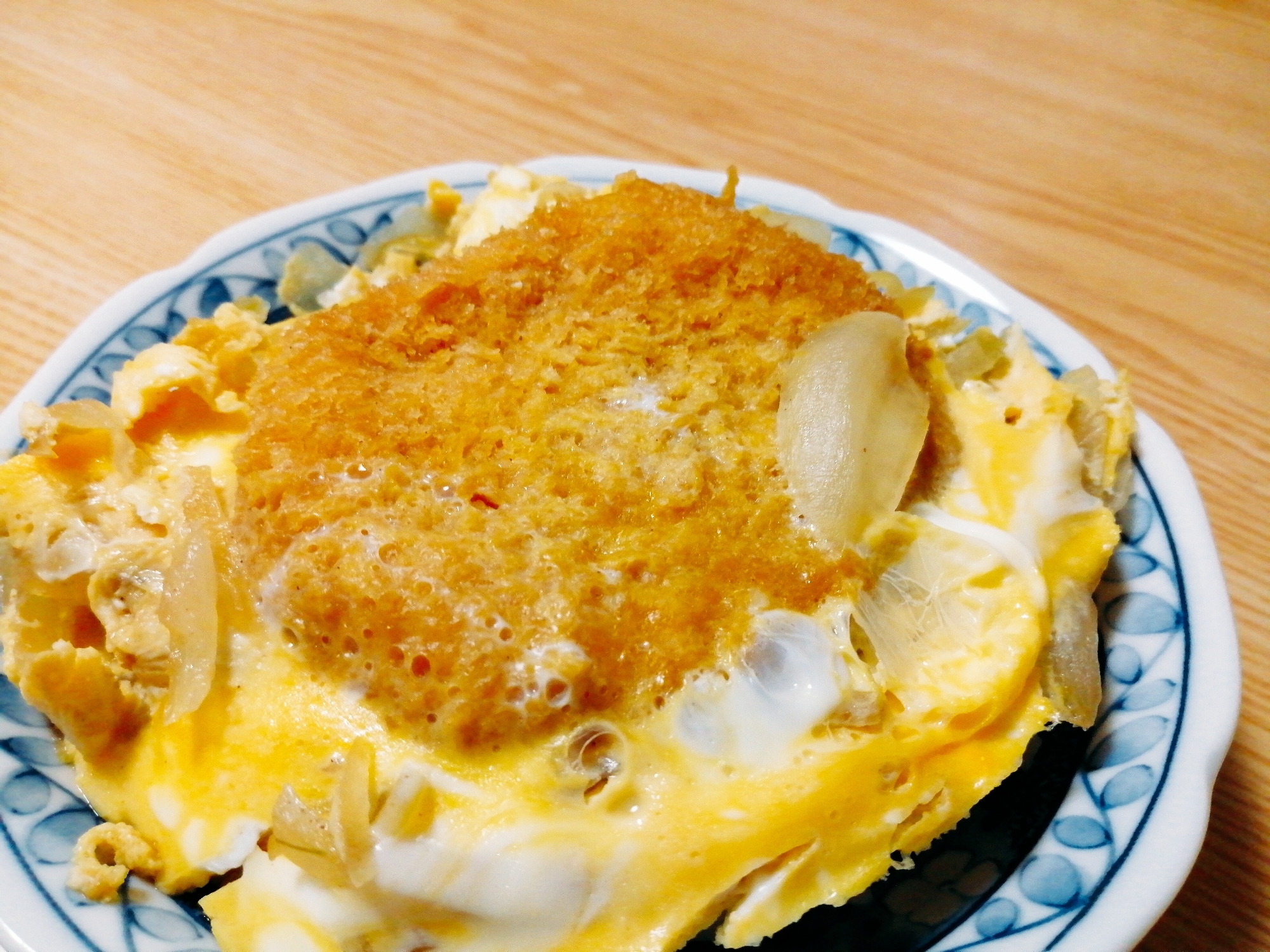 コロッケと玉ねぎの卵とじ丼