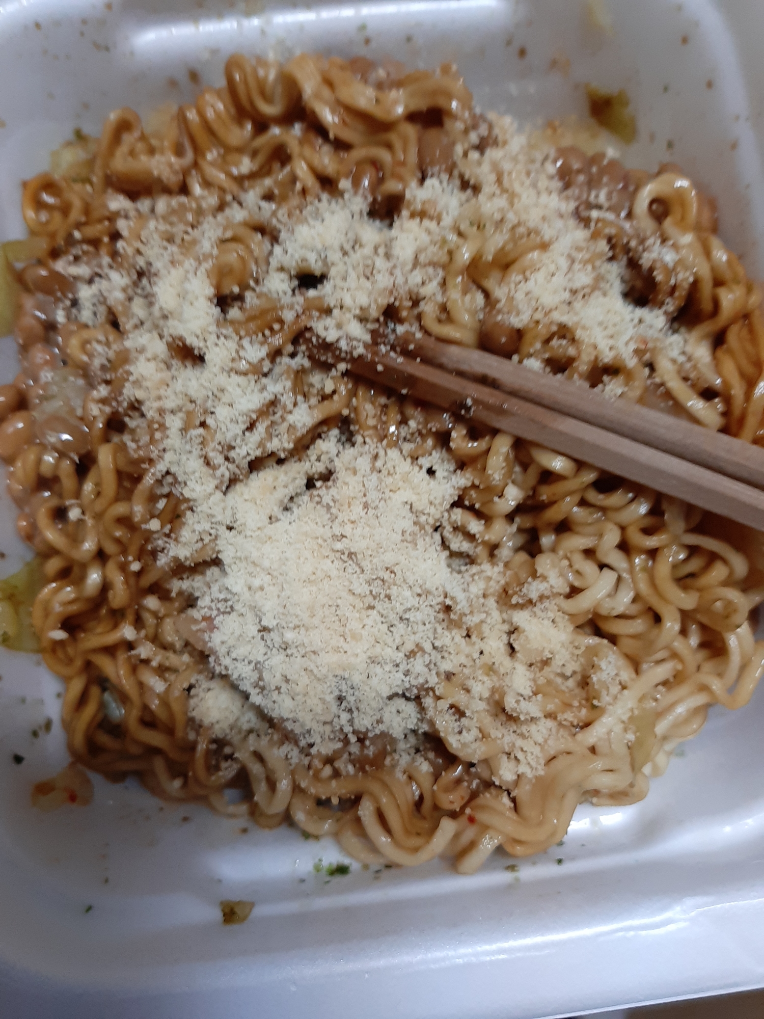 納豆キムチのカップ焼きそば