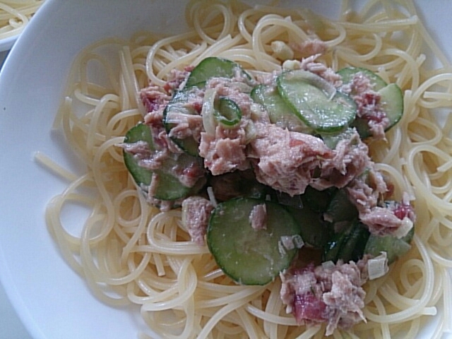 きゅうりとミョウガの冷製パスタ梅肉あえ