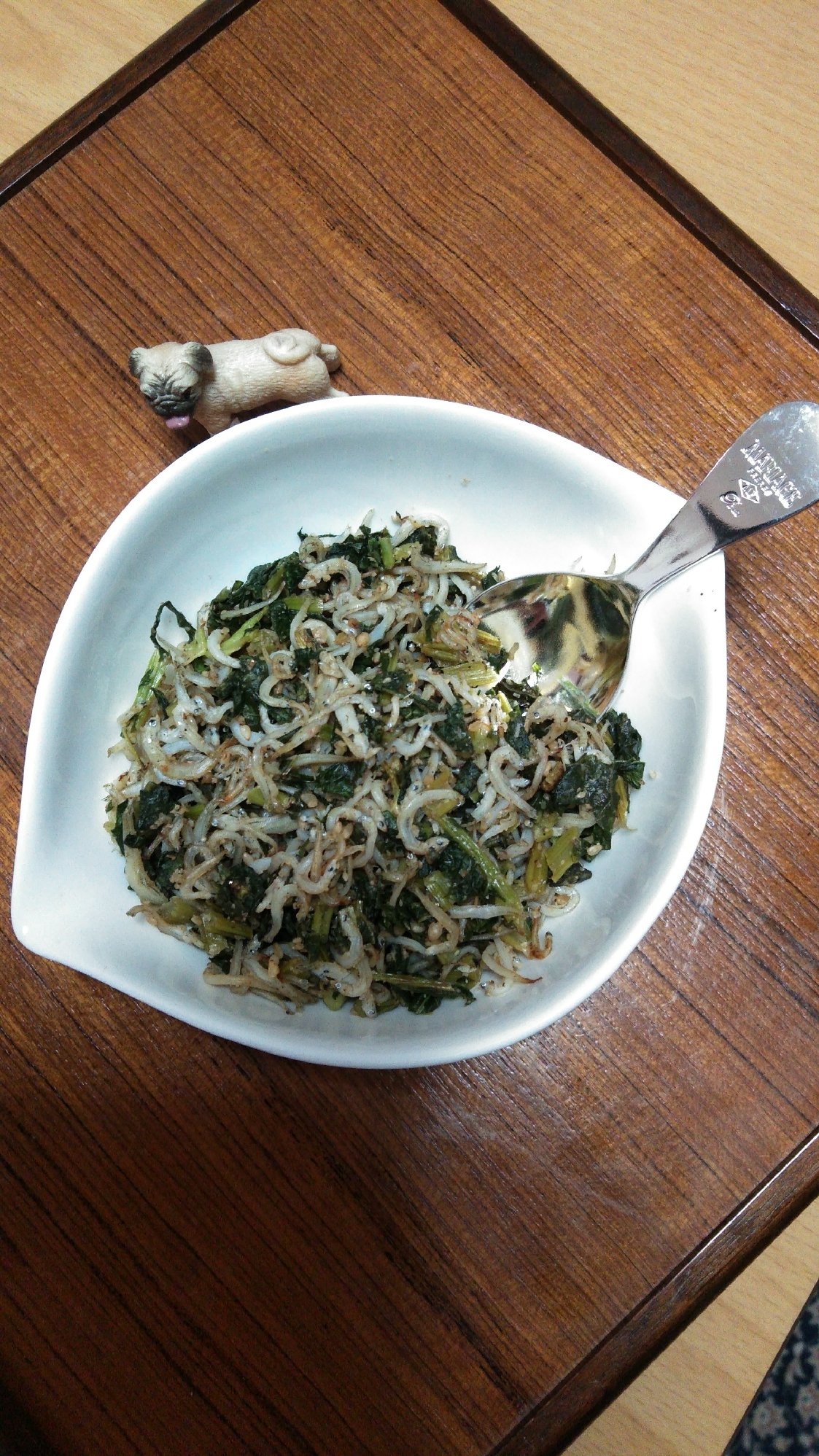 白い陶器に盛り付けた大根葉のふりかけ