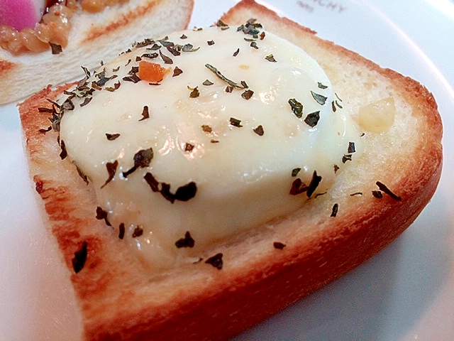 タルタル・バジルで　ゆで卵とチーズのミニトースト