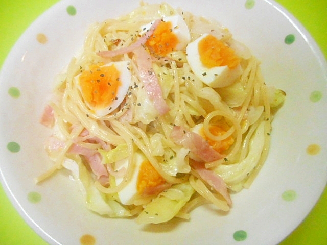 ゆで卵とキャベツベーコンのパスタ