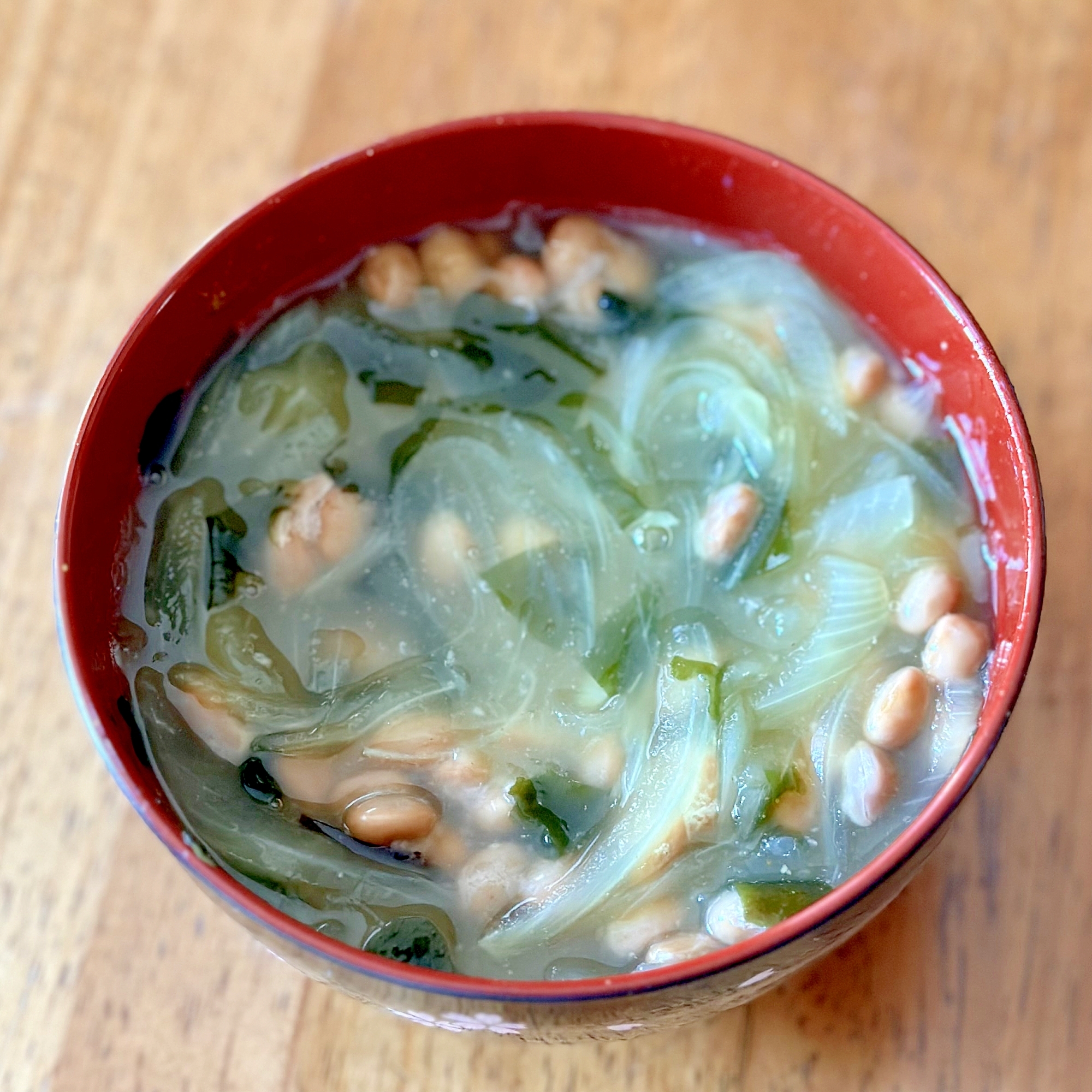 玉ねぎとワカメの納豆スープ