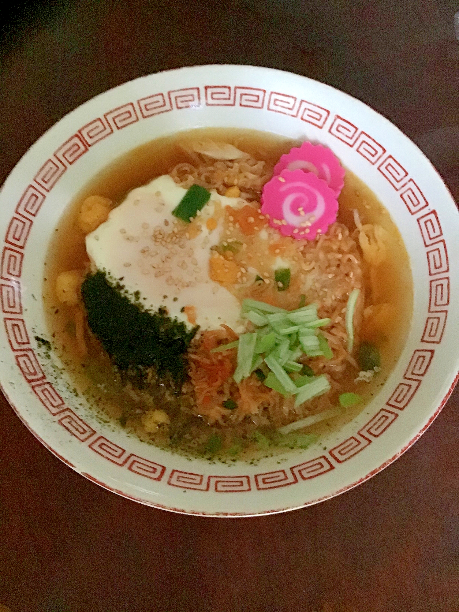 チキンラーメン＠紅白鳴門とタマゴと粉末のりとネギ。