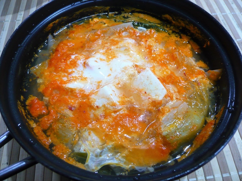 残ったキムチで、豆腐とチンゲン菜のスープ