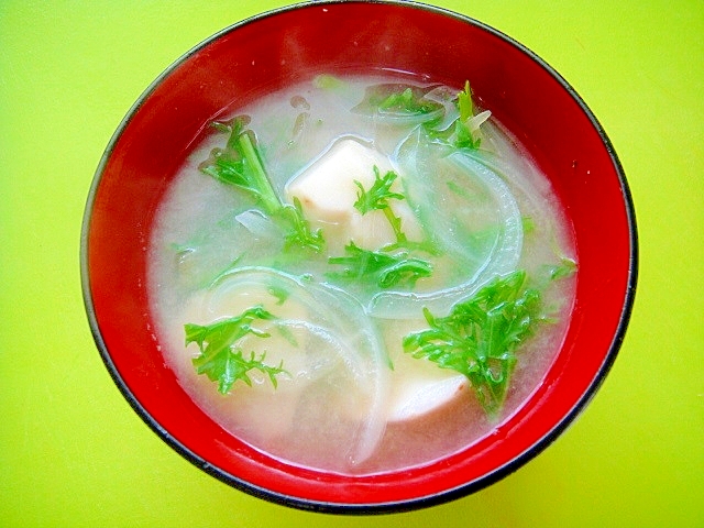 里芋と玉ねぎからし菜の味噌汁