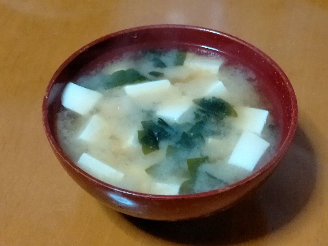 豆腐とわかめと白玉麩の味噌汁