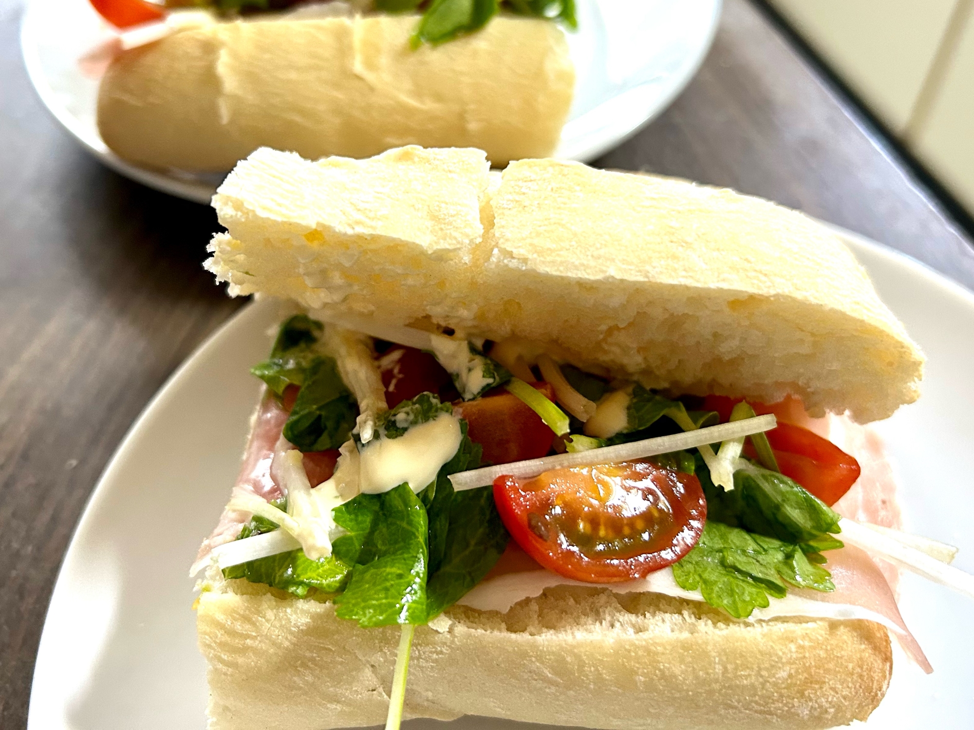 セルリー香る生ハムと国産チーズのバケットサンド