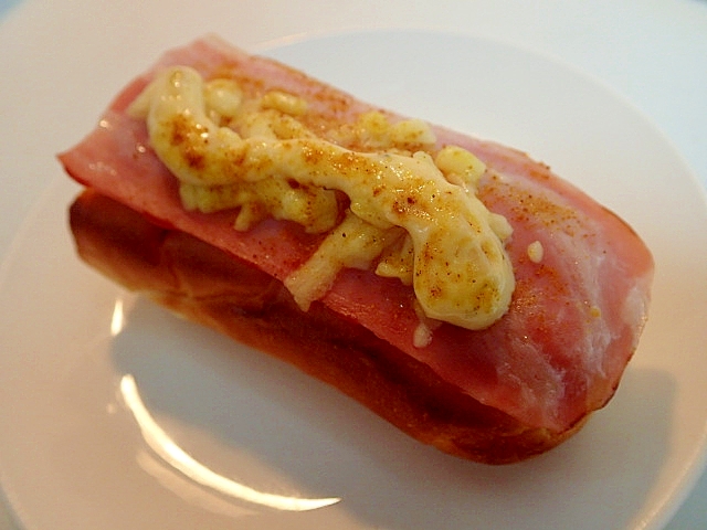 ベーコンとチーズのカレー風味味付ロールパン