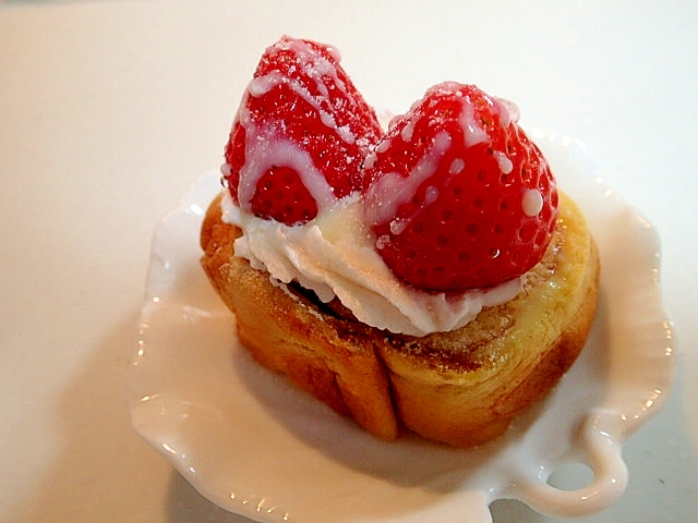 アーモンド香る　苺のシューロールケーキ