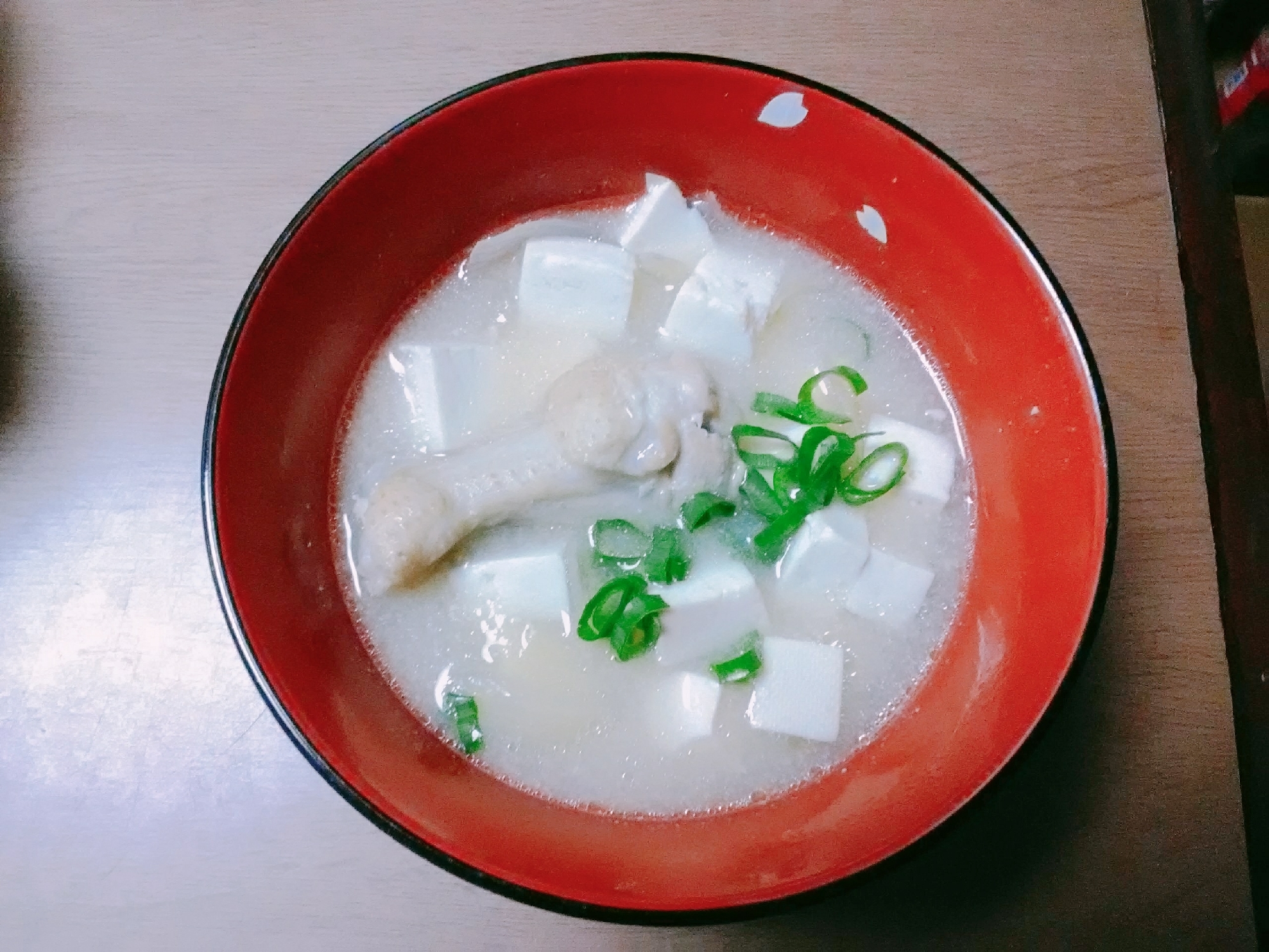 手羽元と豆腐の白味噌汁