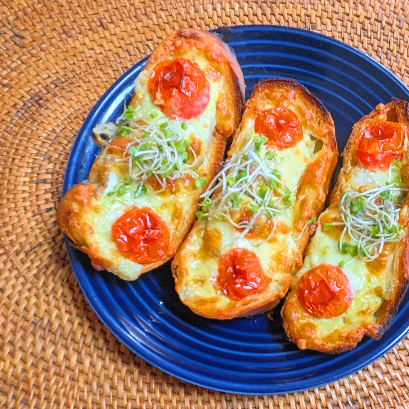 サラダチキンとバジルソースのバケット