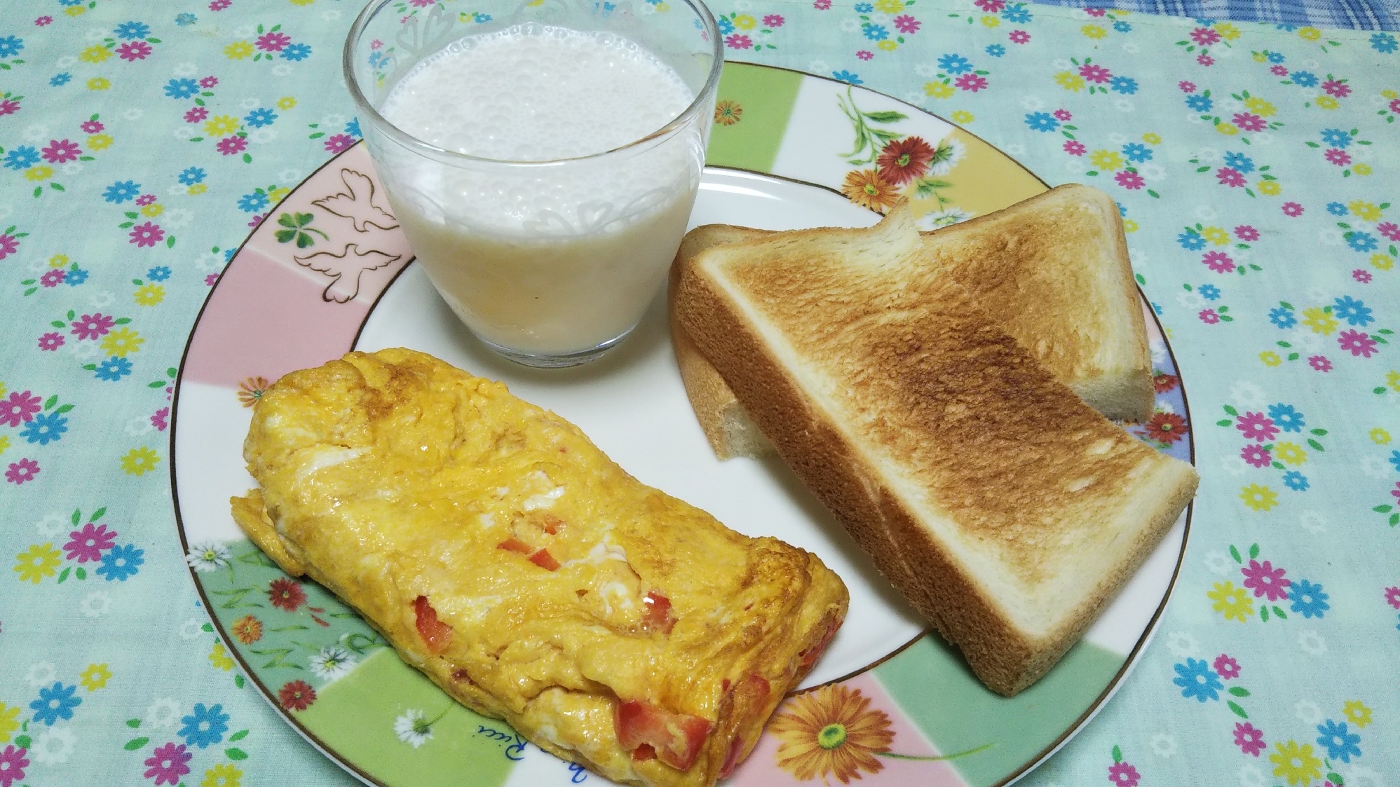 ヨーグルトスムージーとパプリカ入り卵焼きの朝食☆