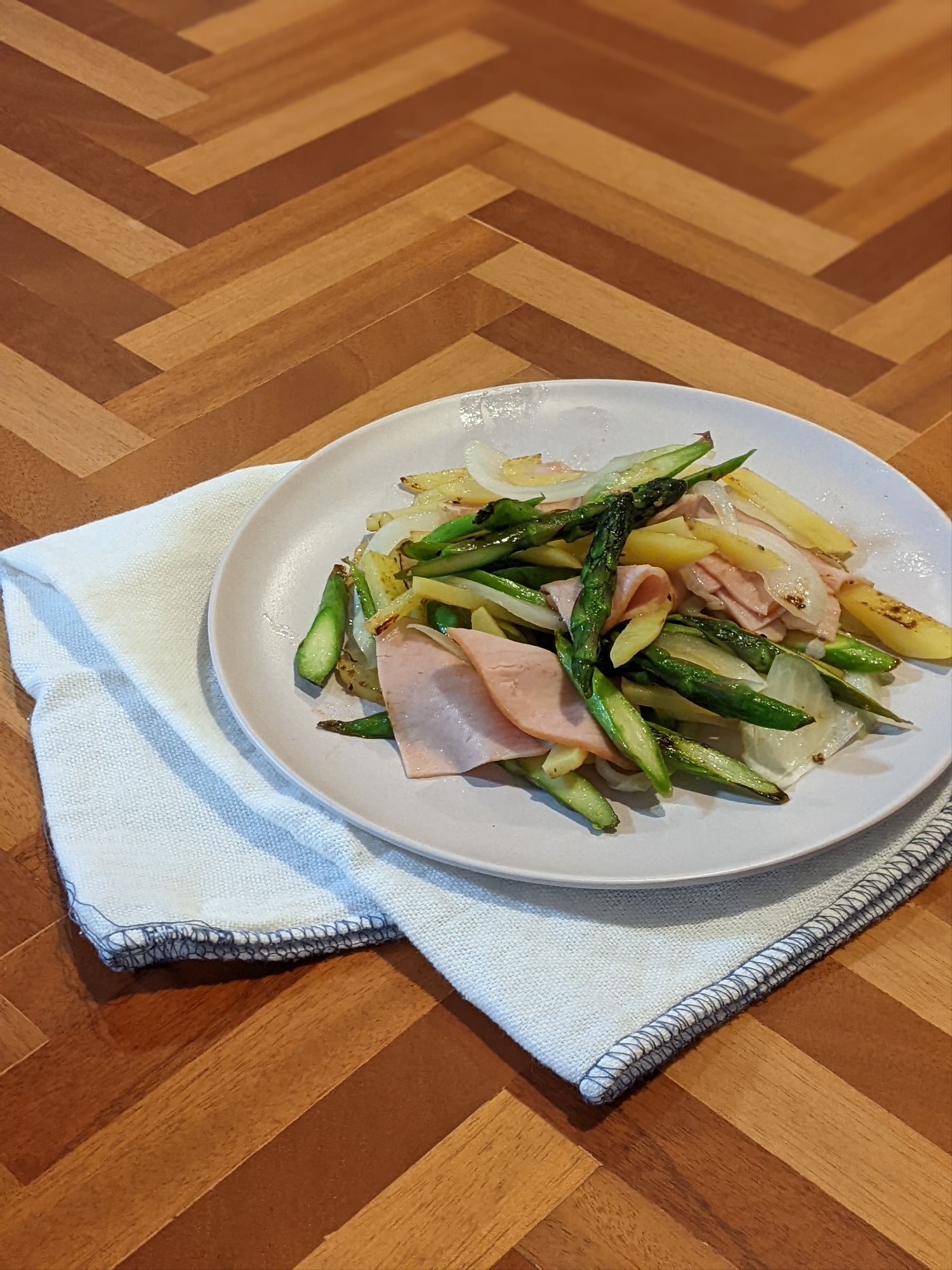 【簡単レシピ】アスパラとハムの野菜炒め