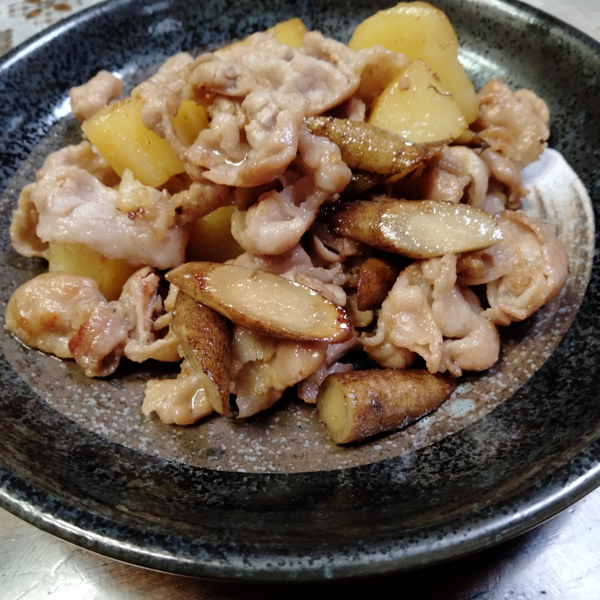花椒（ホアジャオ）香る豚バラとじゃがいもと牛蒡炒め
