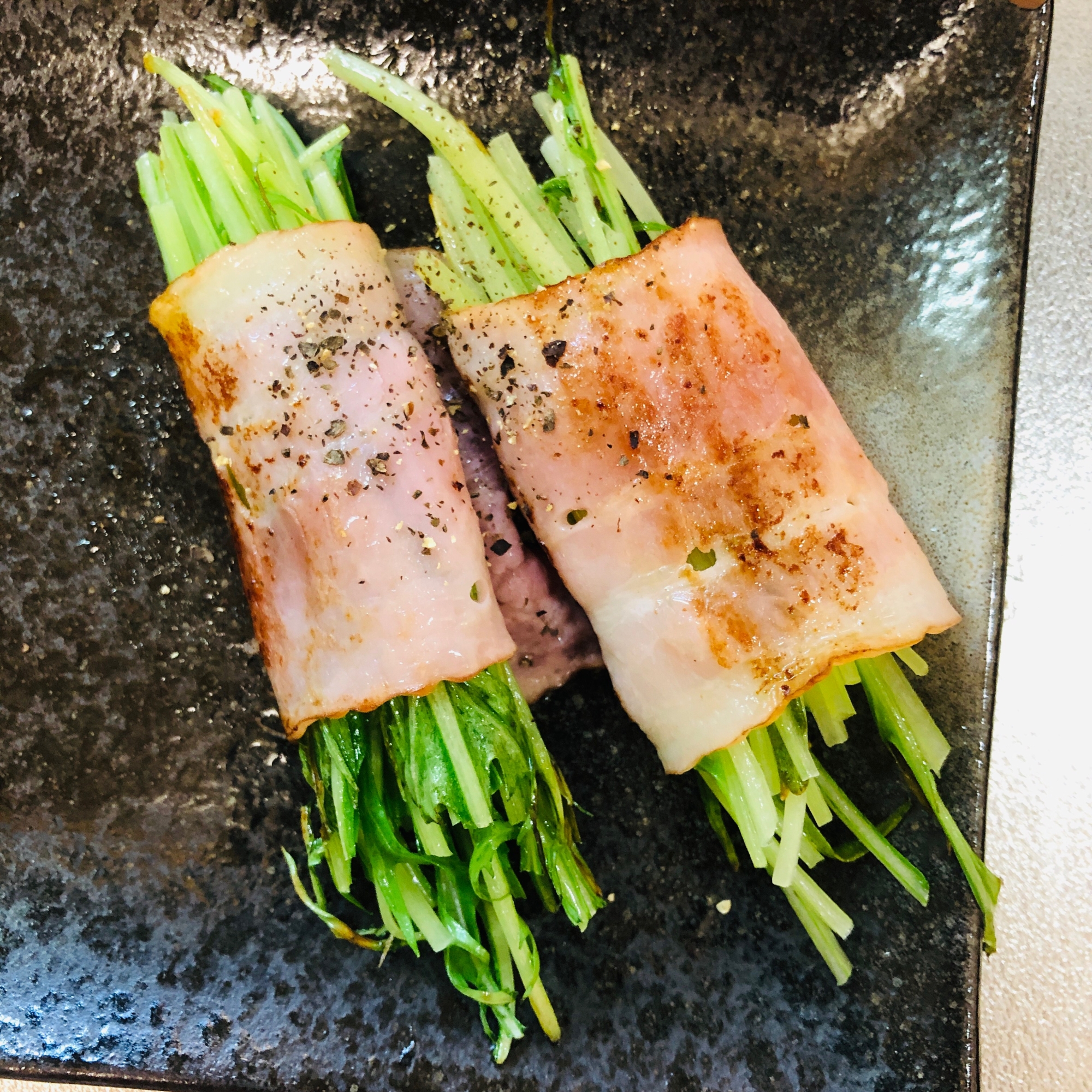 チーズ入り水菜のベーコンまき焼き