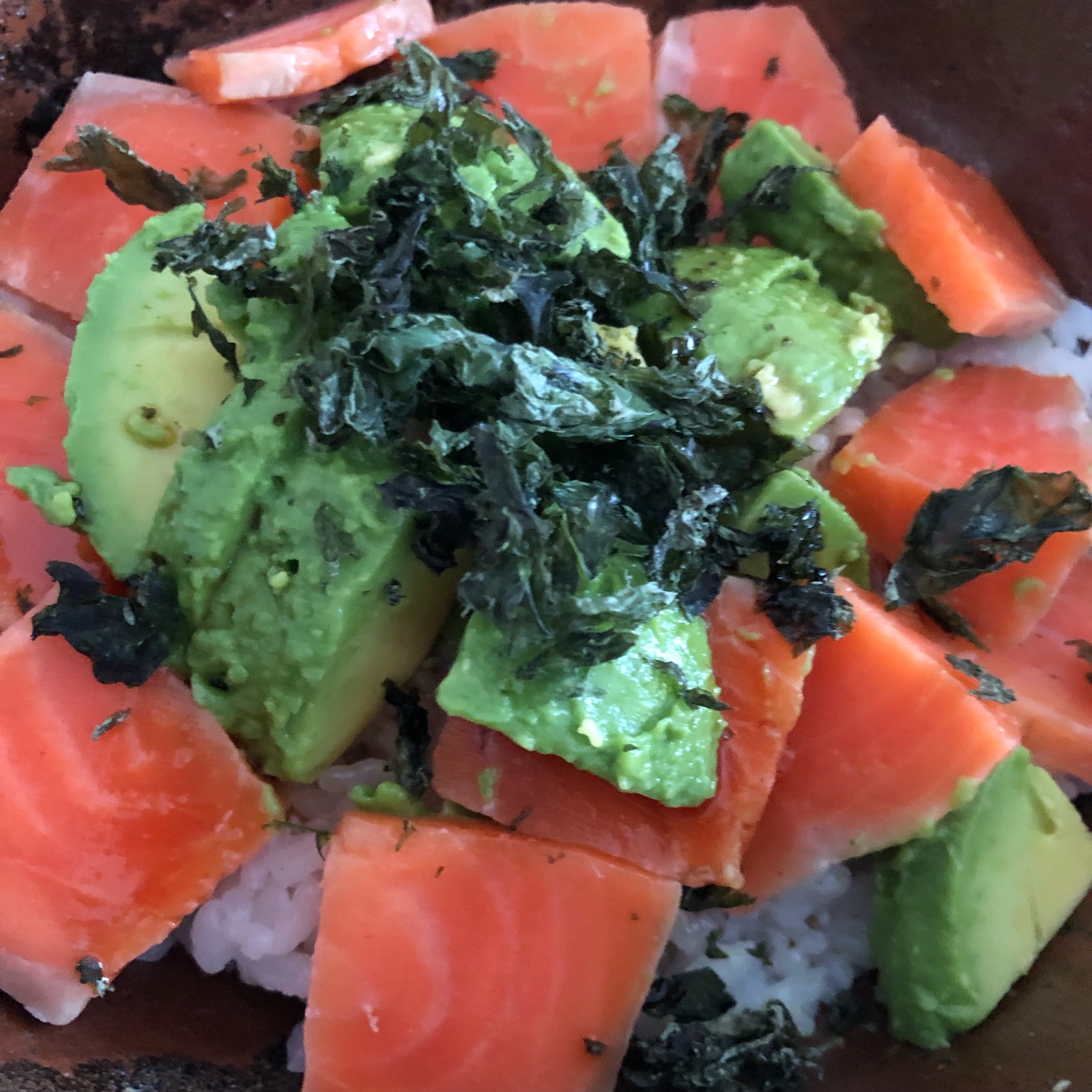 簡単で美味しい♪アボカドと漬けサーモンの丼