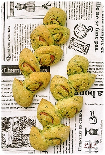 紙に置かれたごまとほうれん草のベーコンエピ