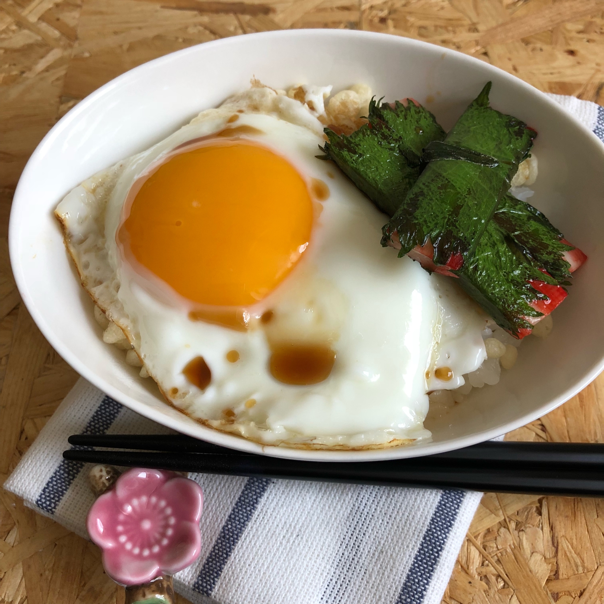 天かすのせご飯に目玉焼きとアラスカのしそ巻き♪