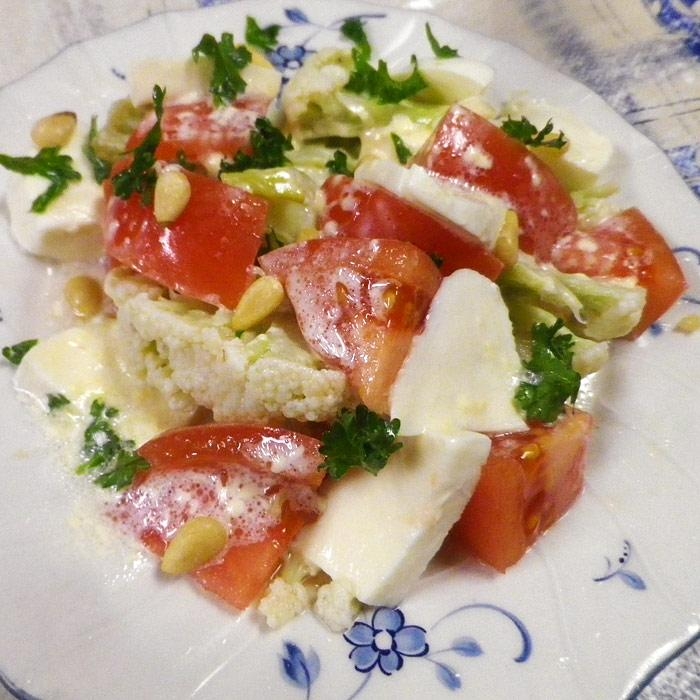 カリフラワーモッツァレラトマトのヨーグルトサラダ