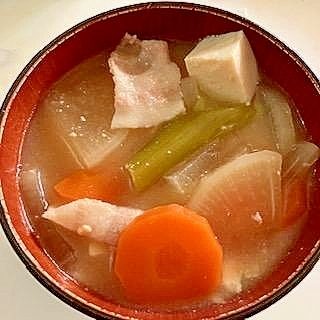 大根・にんじん・豆腐・長ねぎ・豚バラの味噌汁