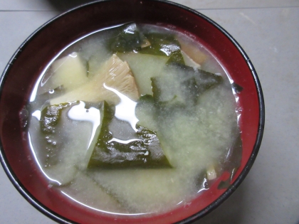 酒粕でコクと旨み”しいたけとわかめのお味噌汁”