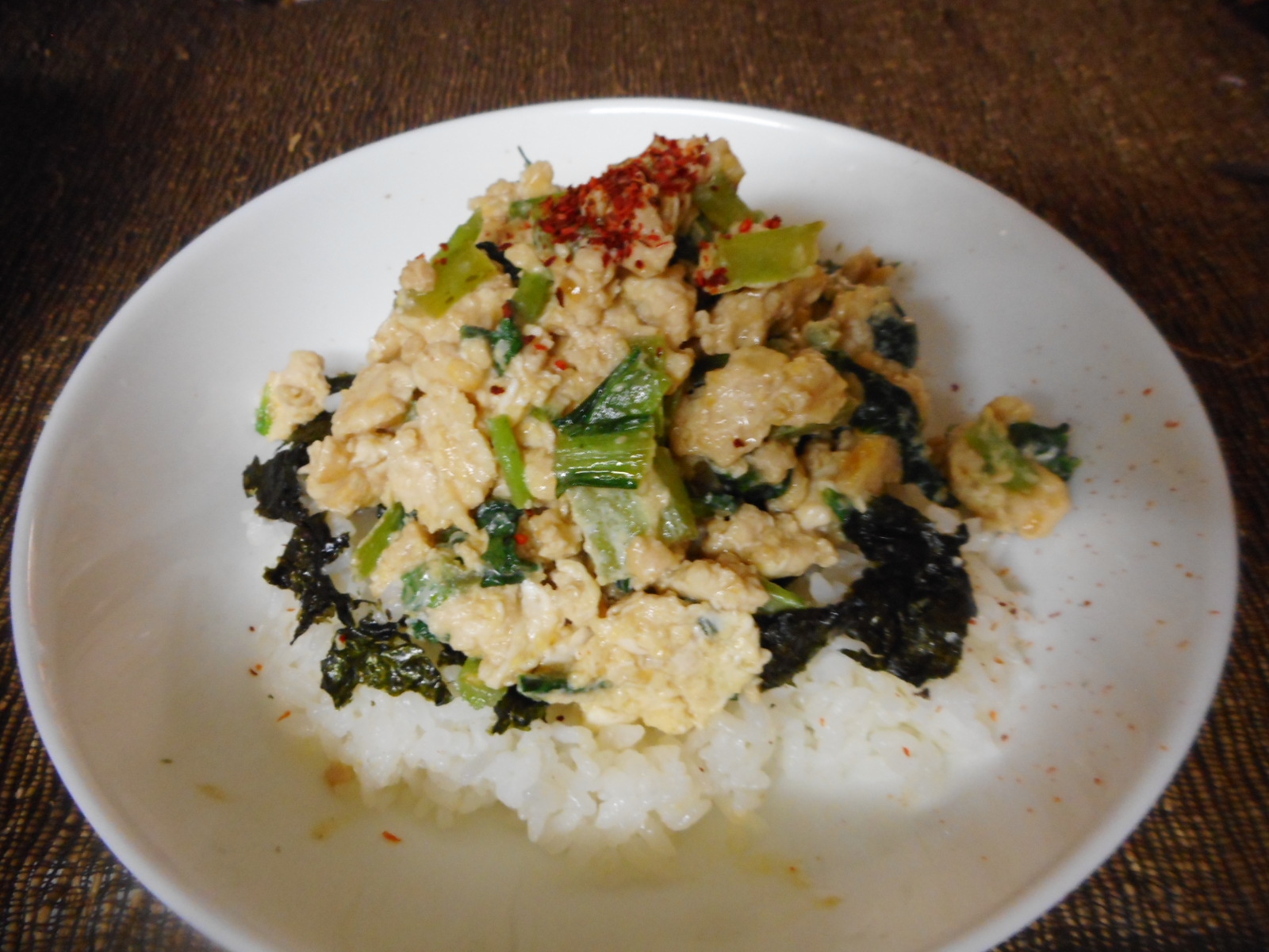 ひき肉と小松菜の卵炒め丼