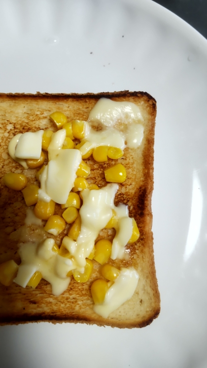 たっぷりコーンとチーズのトースト