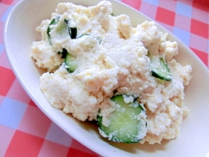 白い楕円形の皿に盛り付けた豆腐とおからのポテサラ風