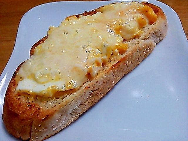 フランスパンでアレンジ(＾＾）卵とチーズのトースト