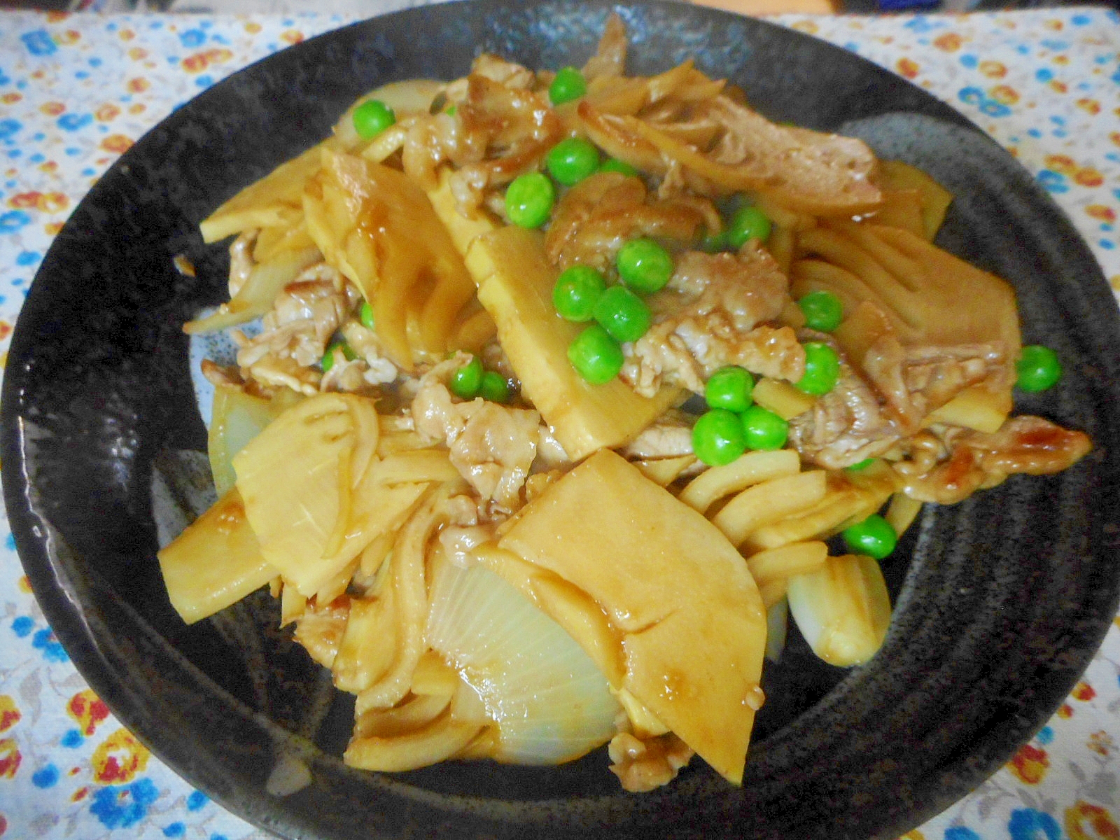 タケノコと豚肉とグリンピースの炒め物