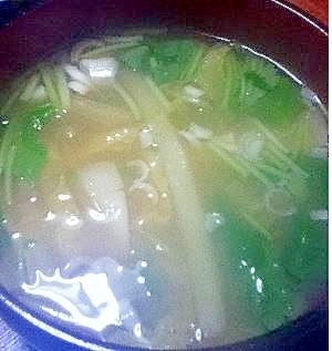 椎茸の戻し汁de白菜と大根の葉と三つ葉のみそ汁。