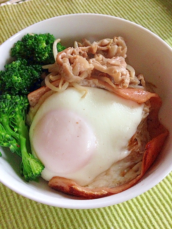 もやしでかさ増♪豚野菜炒めロコモコ風丼♪