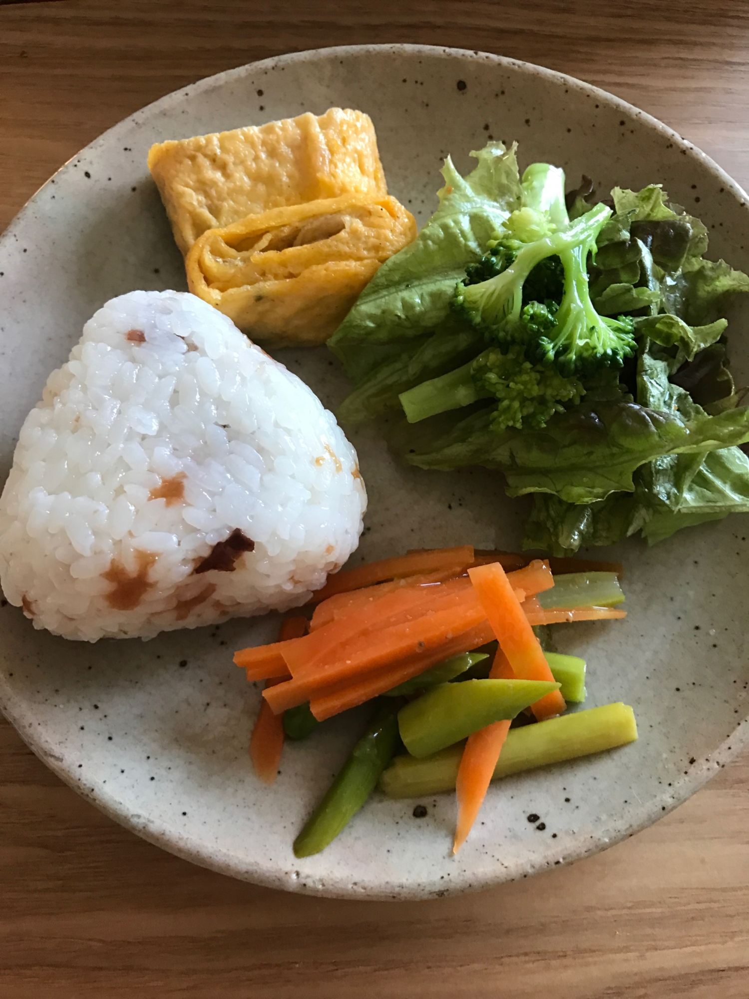 梅鰹おむすびと卵焼きの朝ごはんプレート