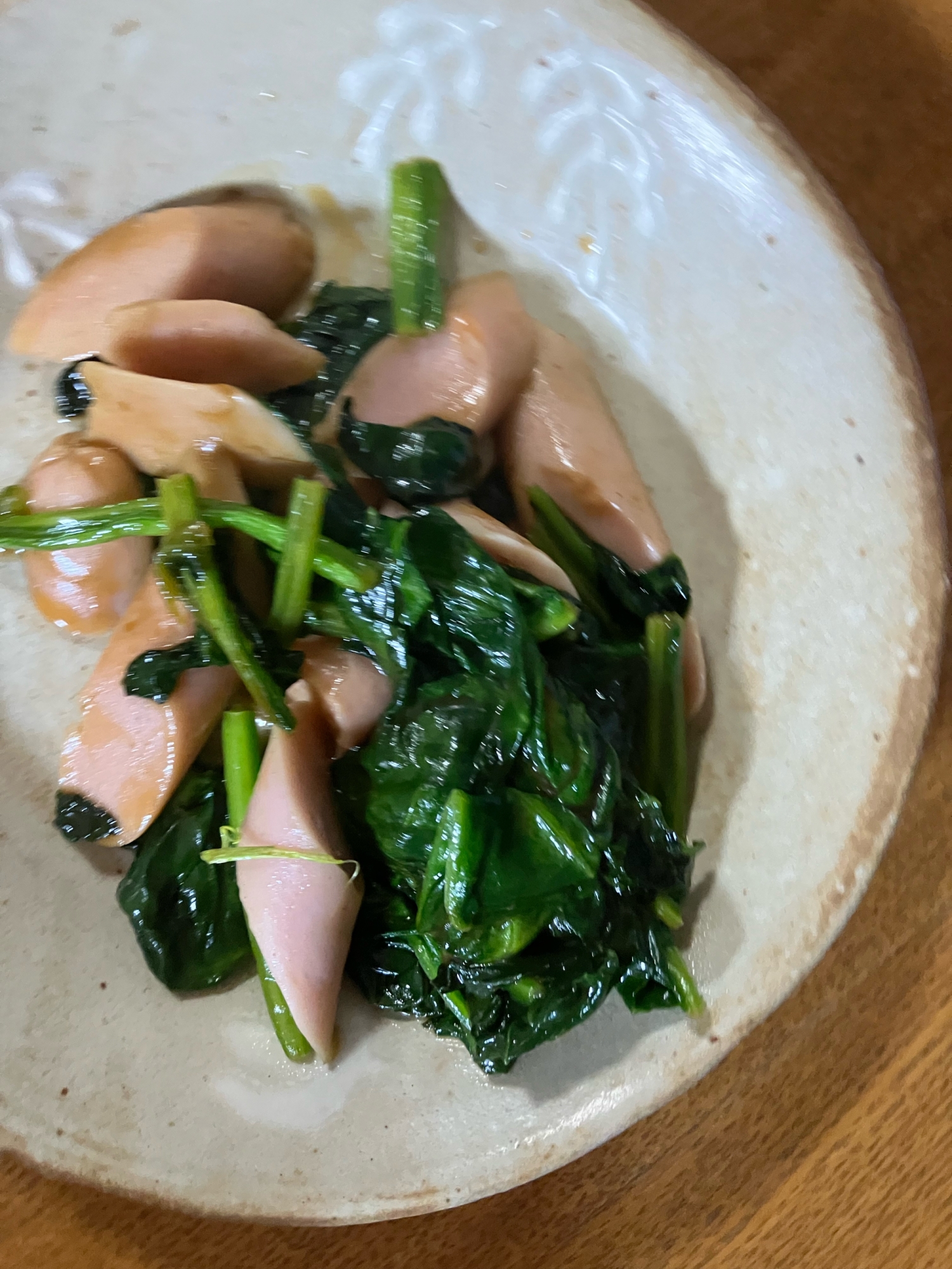 魚肉ソーセージとほうれん草のソース炒め